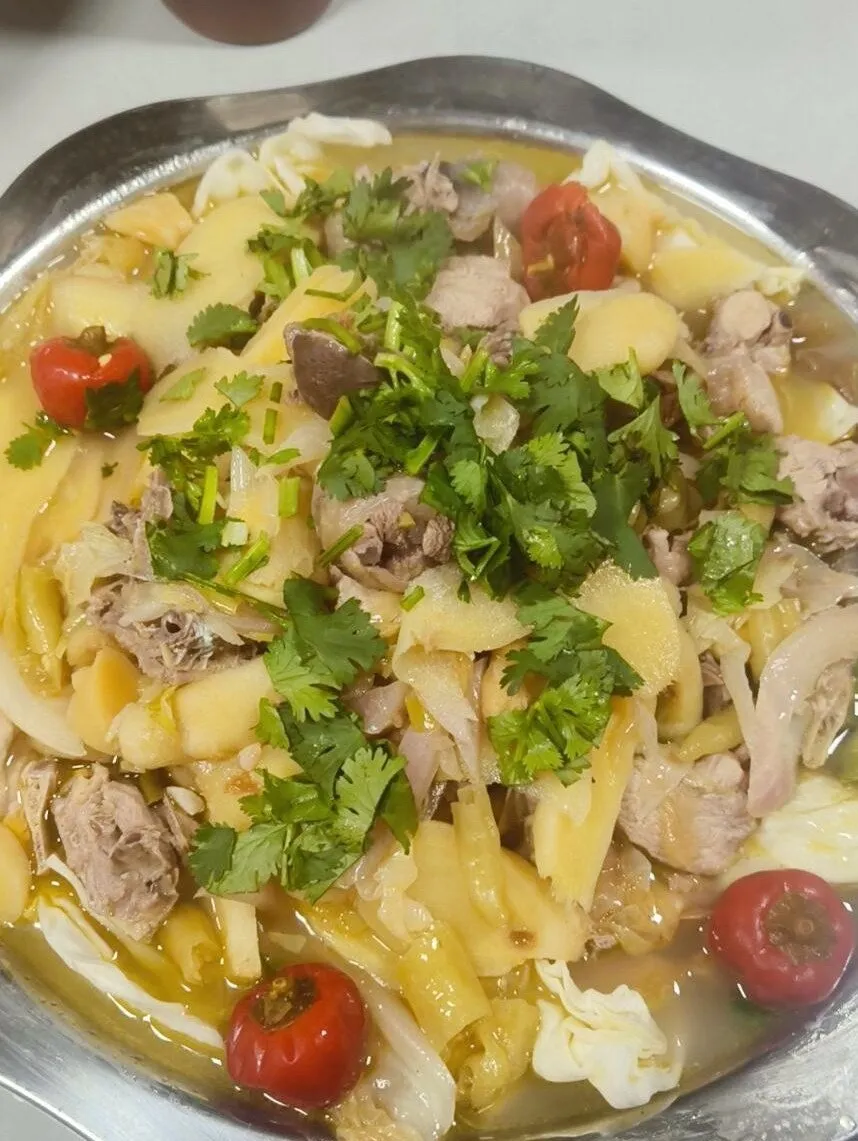 跟着非遗美食游南郑:酸辣鲜香、肉嫩汤美的泡姜鸡。