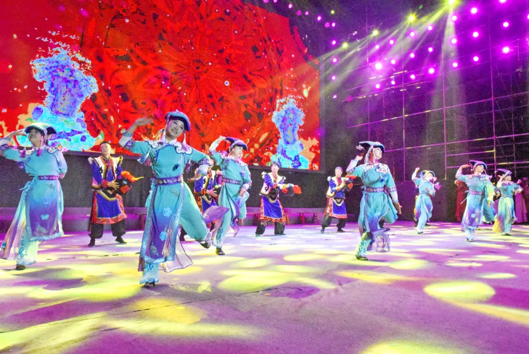 “云上霓裳·羌韵新生”T台秀宁强华美上演 千年羌文化焕发时代光华