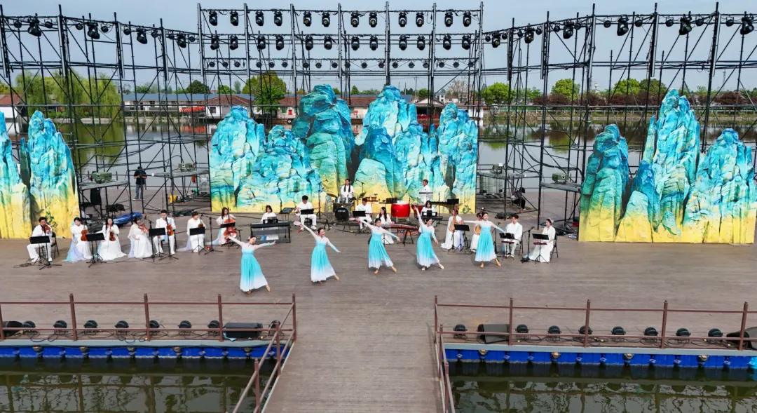 这场花海里的音乐会，连风都停下了脚步