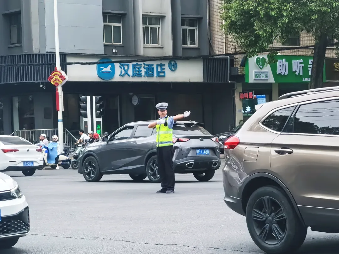 汉台:“五四”青年节 那些坚守岗位的“青春力量”