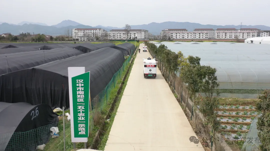 汉中田间地头出现无人运输车