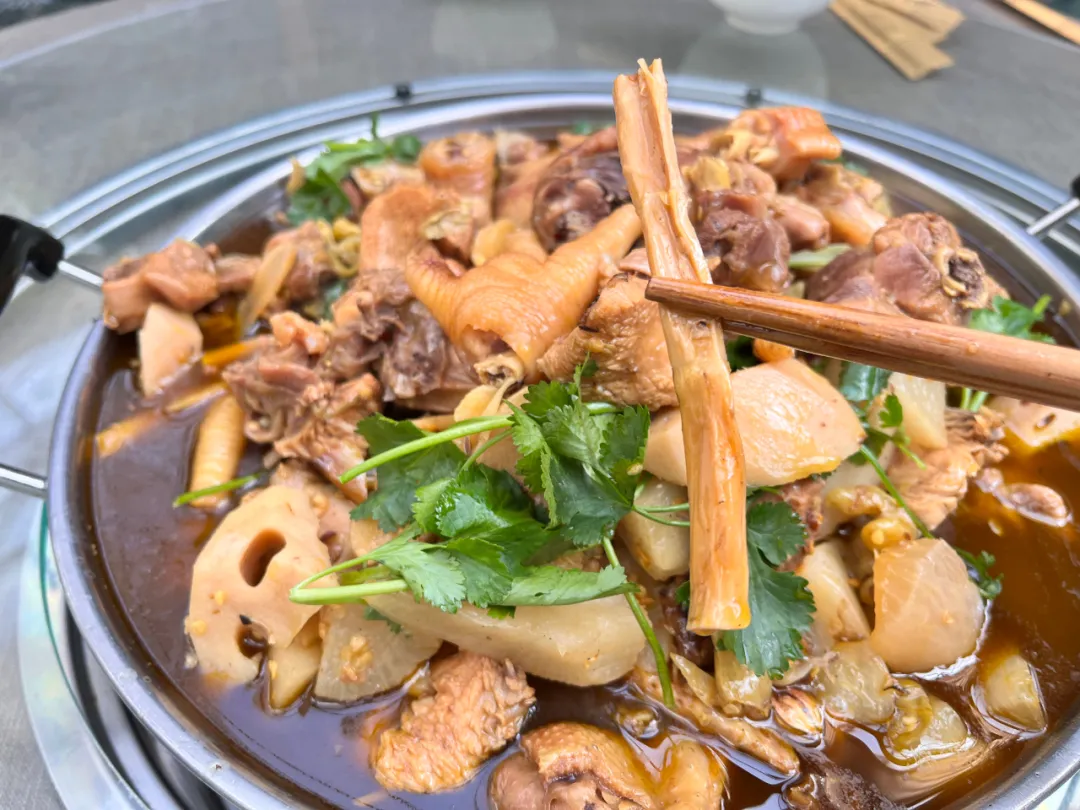 跟着非遗美食游南郑:酸辣鲜香、肉嫩汤美的泡姜鸡。