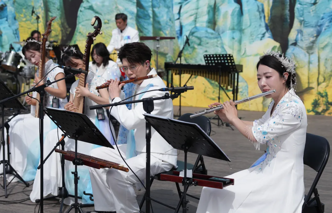 这场花海里的音乐会，连风都停下了脚步