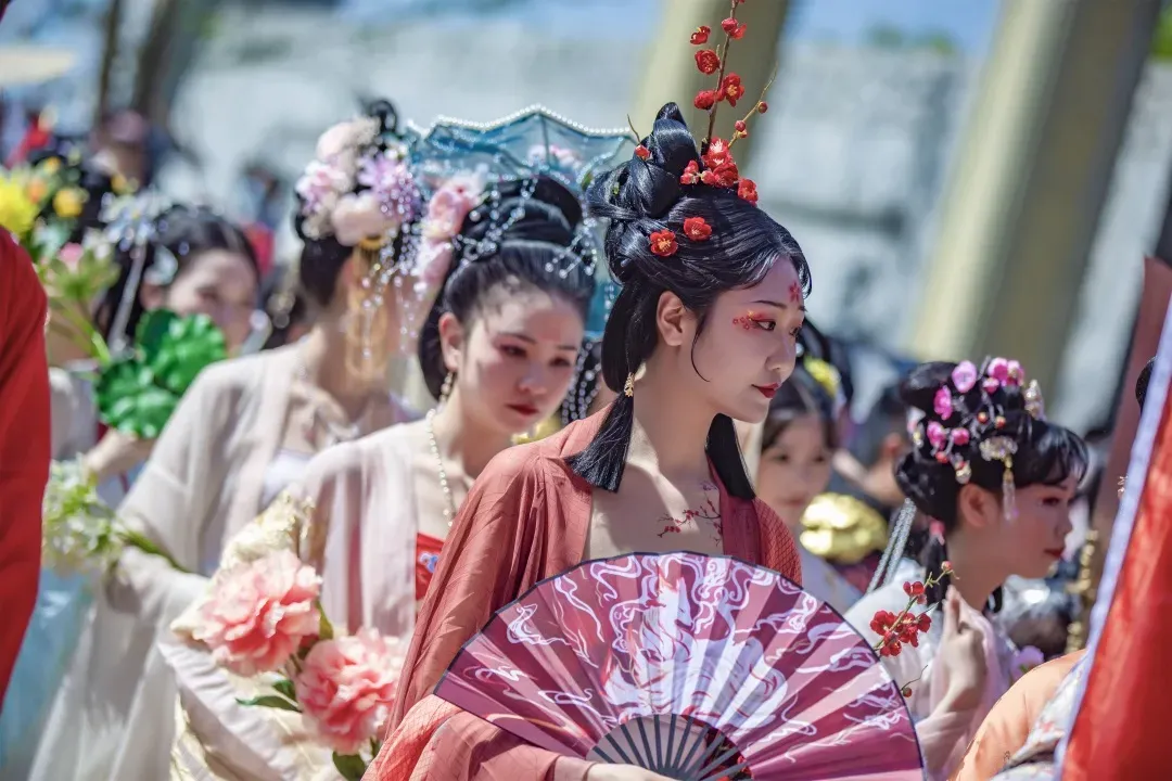 2025“盛世迎华诞·万人游汉中”汉服嘉年华10月1日启幕，沉浸式体验汉韵风华！