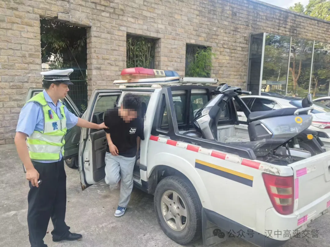 男子骑电动车上高速,汉中高速交警及时拦截