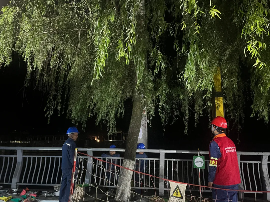 深夜奋战护民生 甘做无眠“保电人”
