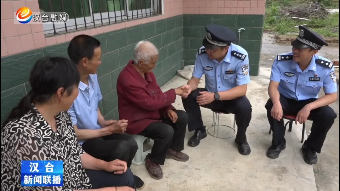 暖心救助!八旬老人雨中迷路,汉台民警及时护送回家