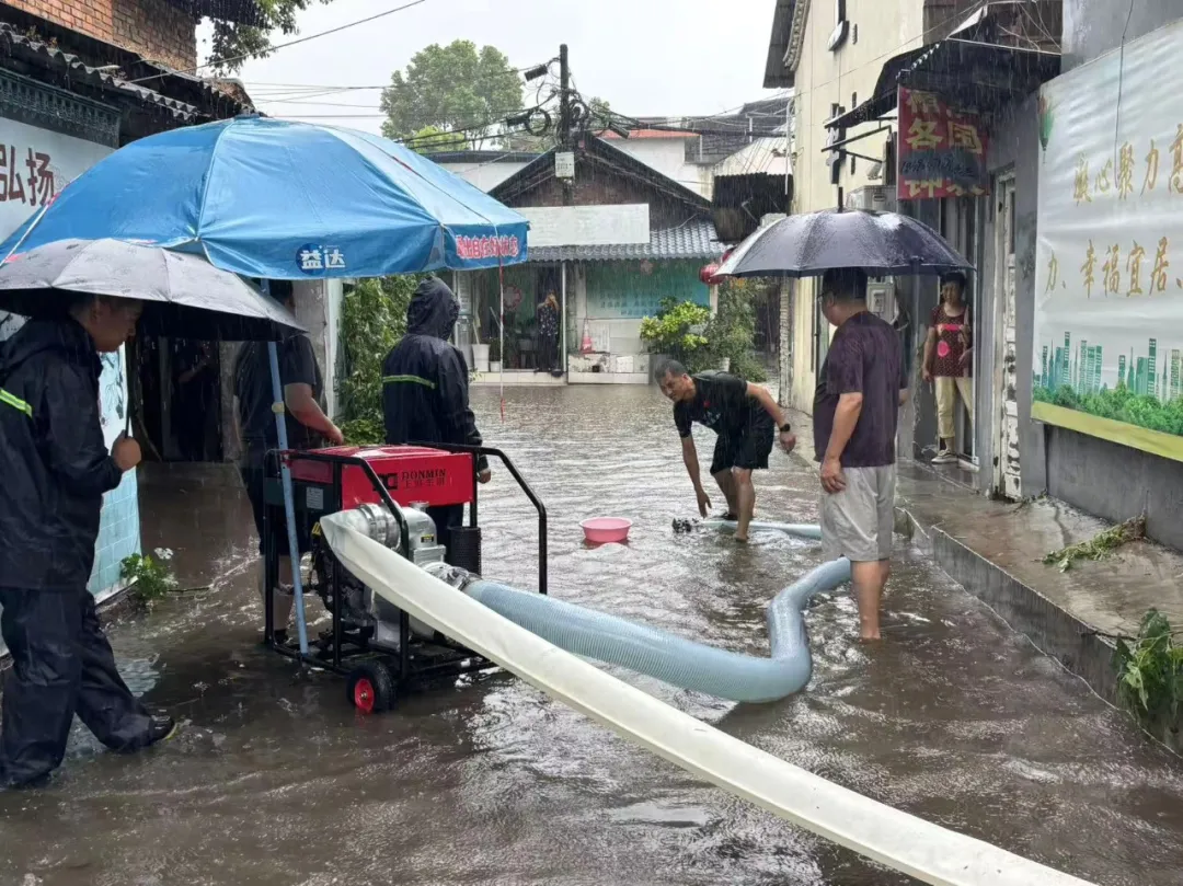 徒手清淤、扛袋筑堤!他们与暴雨赛跑