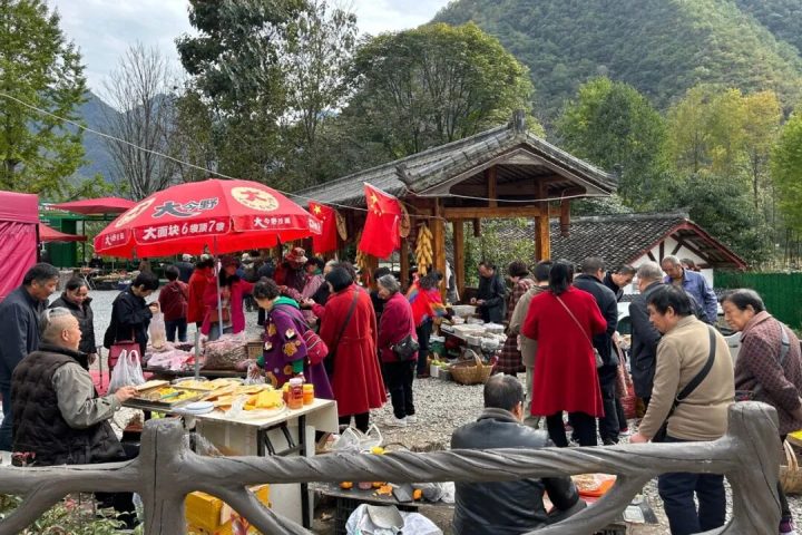 一半烟火一半潮！秦岭市集让红叶游更有料