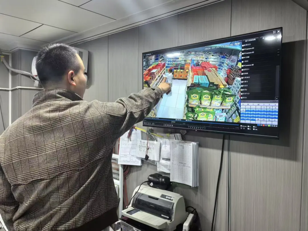 三入超市盗酒,难逃法网!