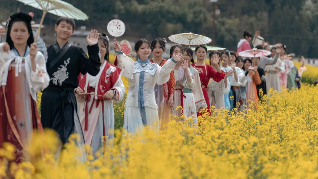 2025汉中镇巴春日盛宴,解锁油菜花海文旅新玩法!