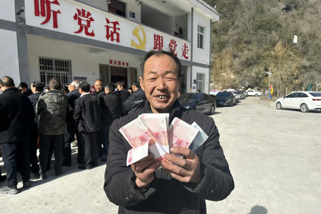 排队领钱！汉中这个村又发“年终奖”了！