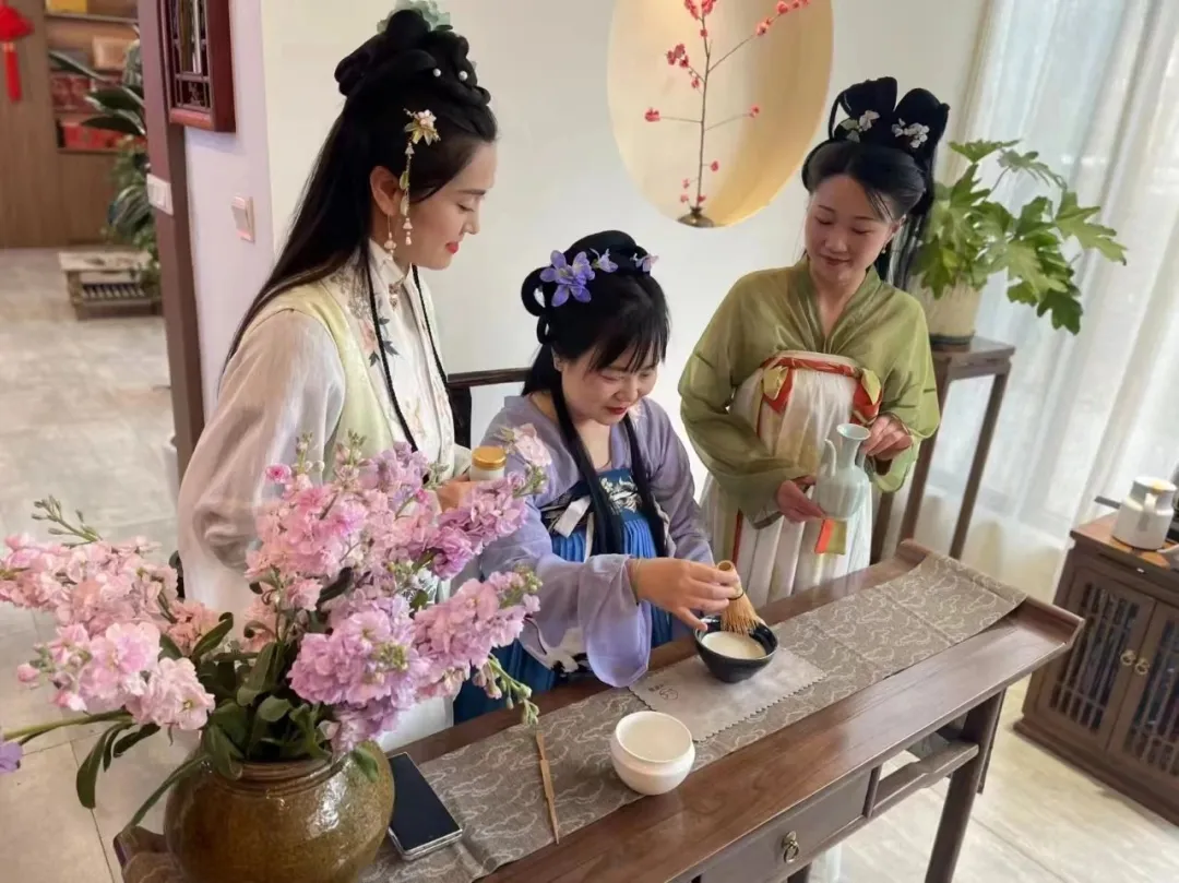 国网汉中供电公司：巾帼撑起“半边天” 流光溢彩庆“三八”