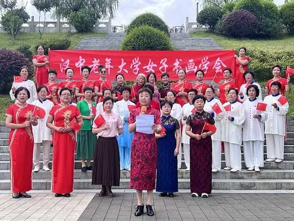汉中老年大学女子书画学会开展喜迎“双节”庆祝活动