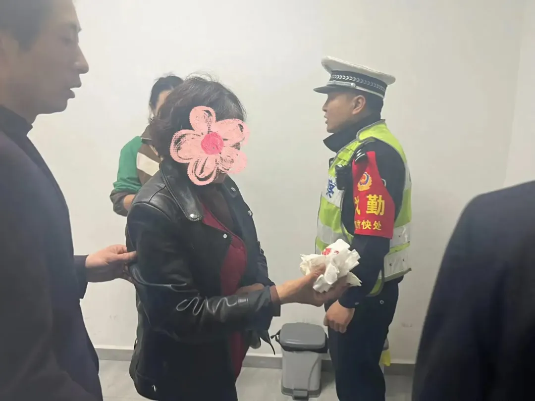 断指群众求助,汉中高速交警紧急护送就医