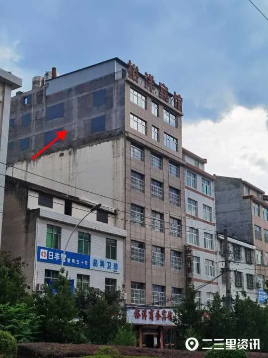 洋县一宾馆违建加盖3层变9层后续：将依法强制拆除违法建筑