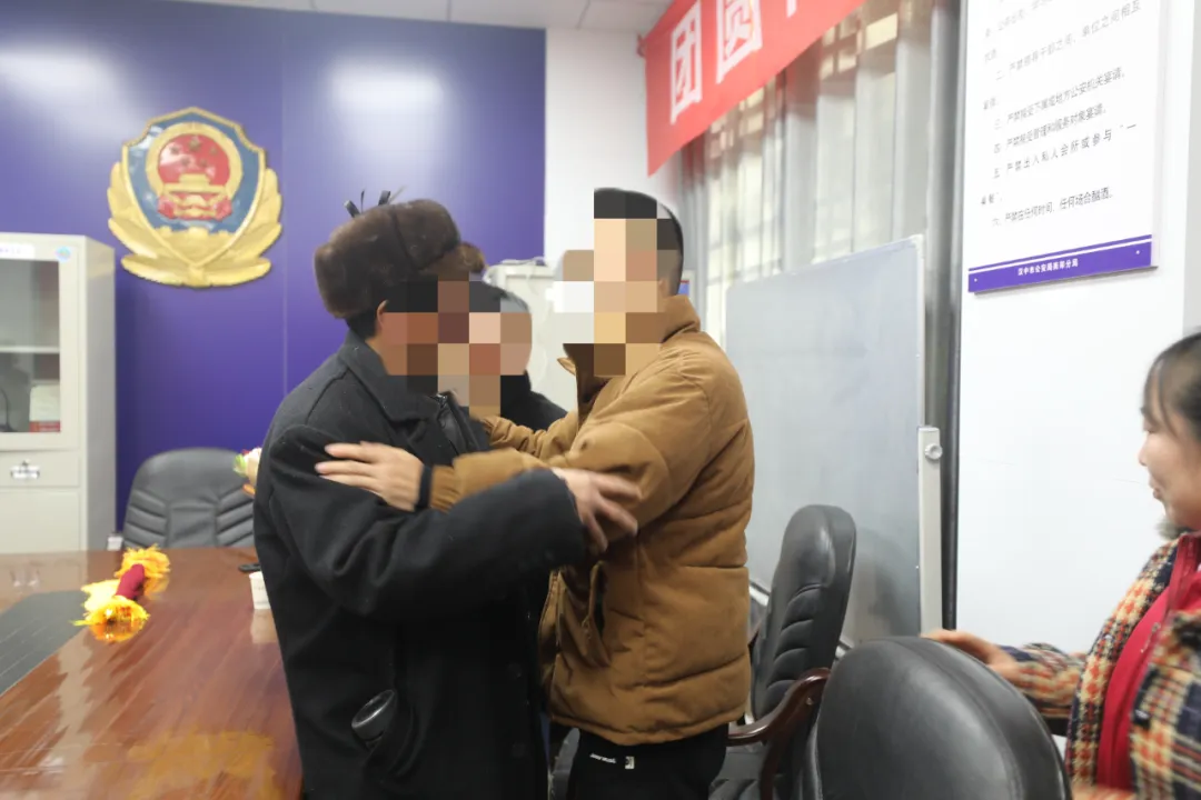 一个拥抱，父母等了26年！南郑公安助力家庭团圆之梦
