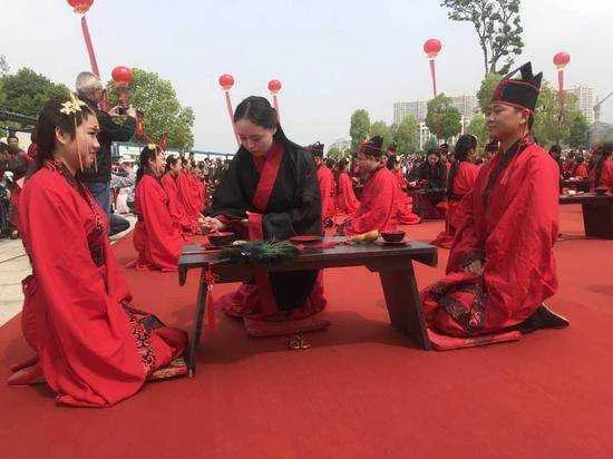汉中市天汉长街举行"三生三世·情定汉中"汉式户外集体婚礼