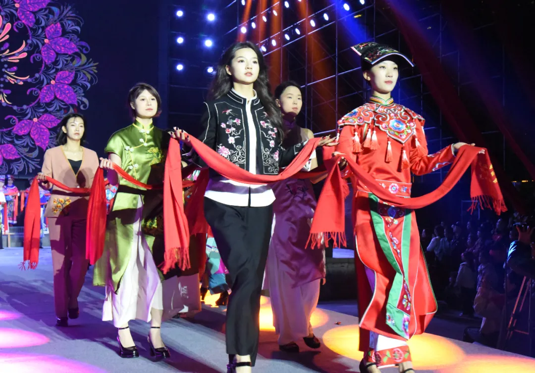 “云上霓裳·羌韵新生”T台秀宁强华美上演 千年羌文化焕发时代光华