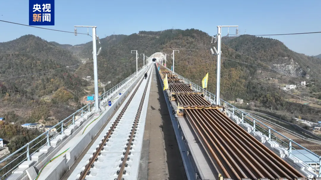 进度条刷新！西十高铁全线铺轨贯通