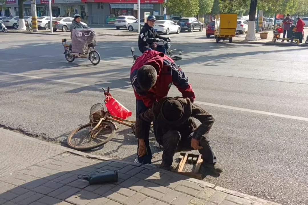 近日，发生在汉台街头的这一幕很暖心