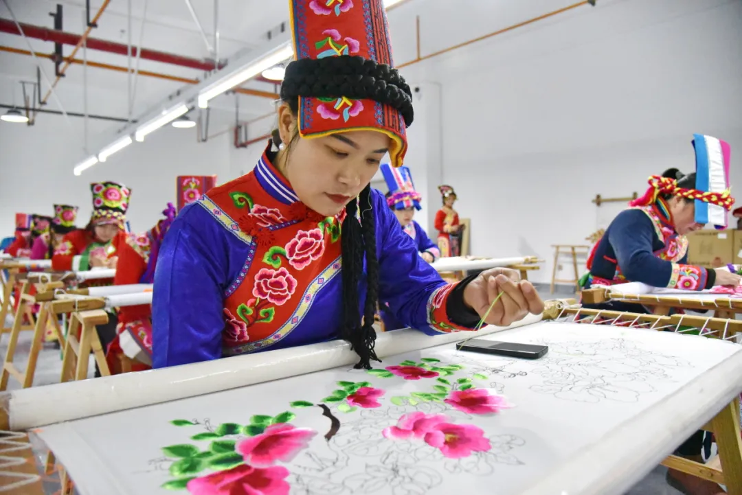 汉中非遗服饰亮相中国国际时装周!