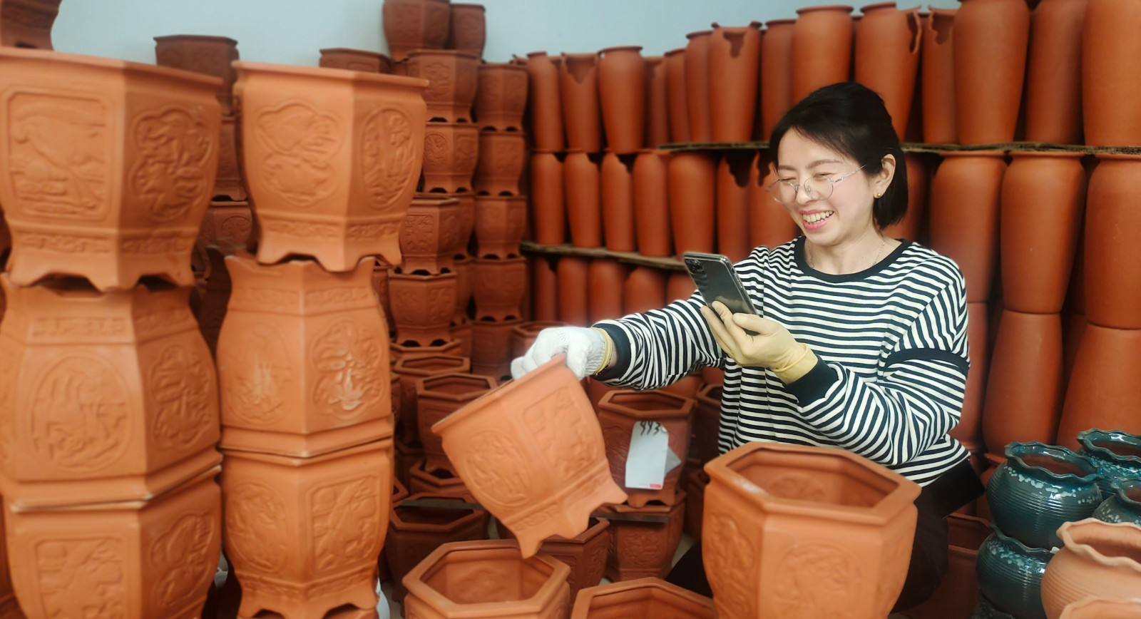 彭加荣的妻子在直播间介绍产品。.jpg