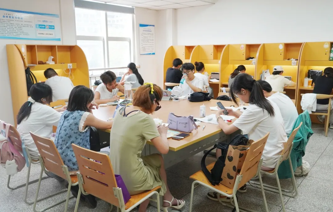 汉台：纳凉“充电”两不误 全民阅读书香浓