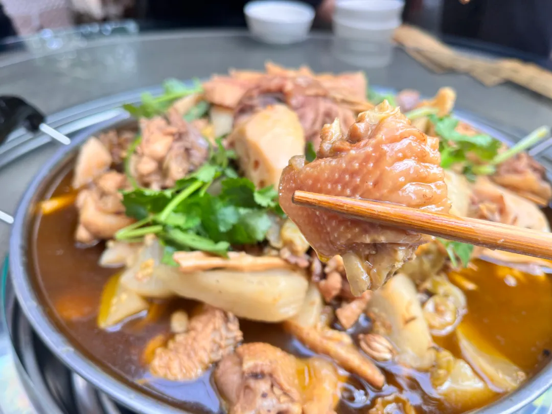 跟着非遗美食游南郑:酸辣鲜香、肉嫩汤美的泡姜鸡。
