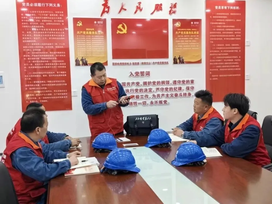 最美奋斗者 | 胡越新:守护万家灯火的“铁人书记”