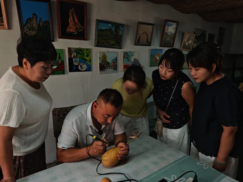 葫芦烙画！葡萄园里走出的非遗传承人
