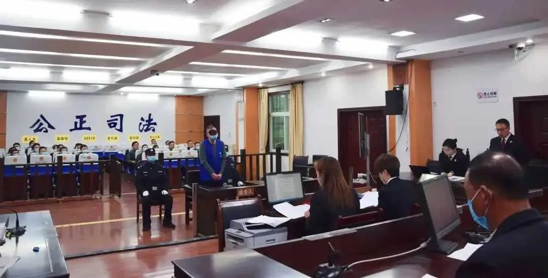 城固法院开庭审理卢某某受贿罪、滥用职权罪一案