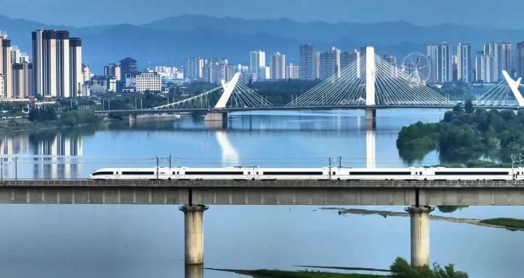 高铁的开通，带火了这座城市！