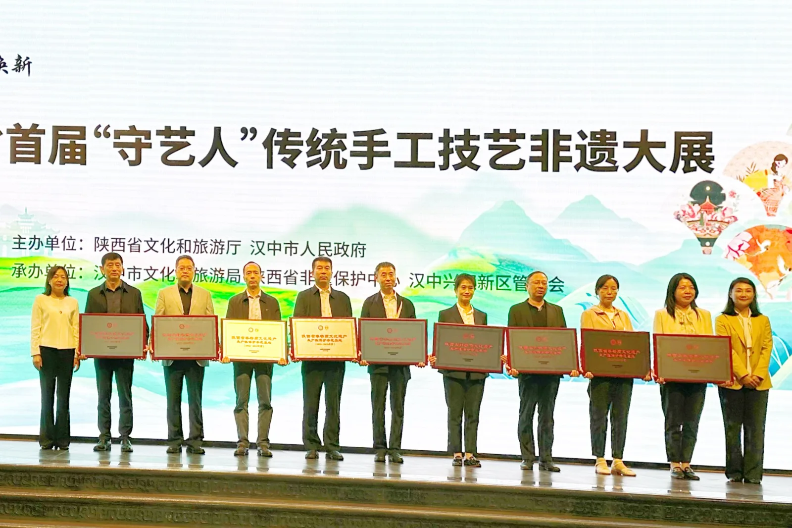 授牌.jpg 授牌.jpg