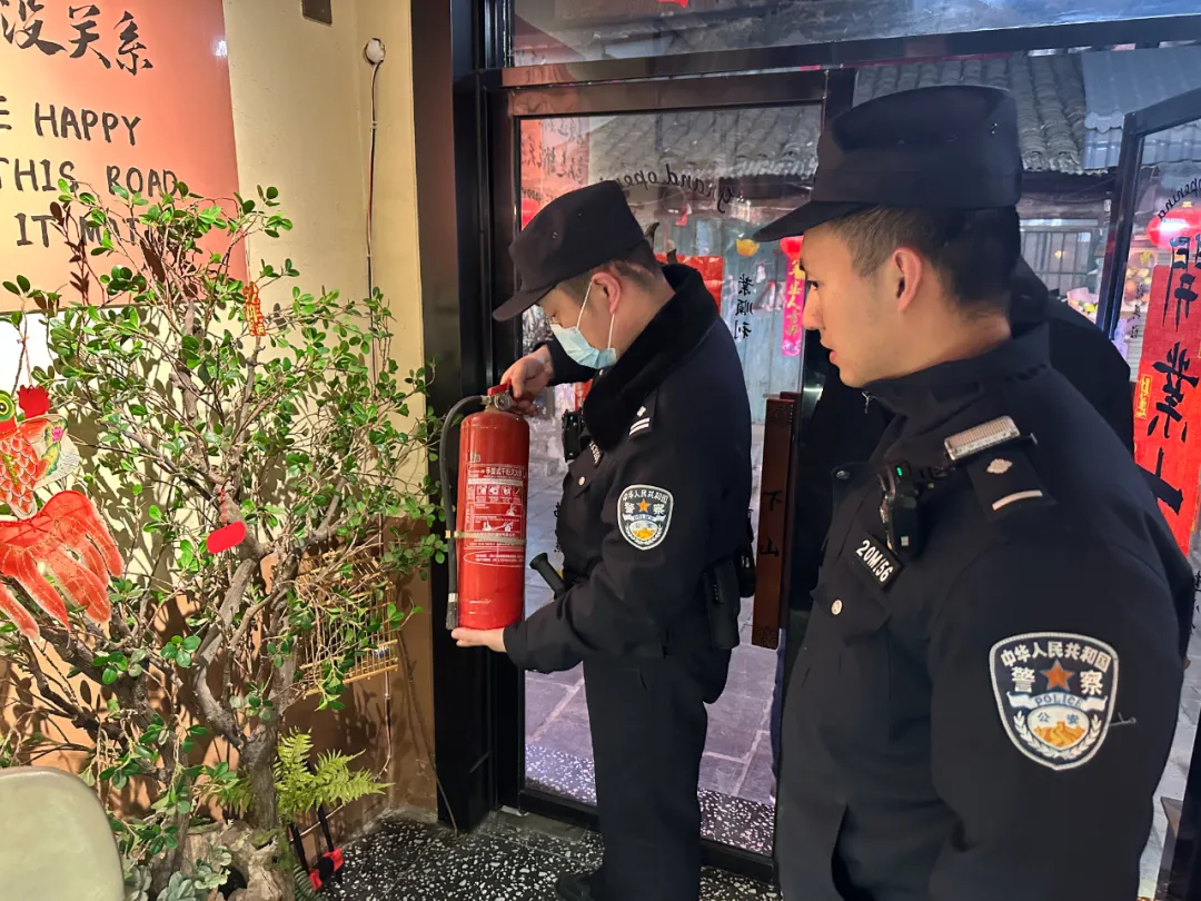 节日我在岗,守护不“打烊”!