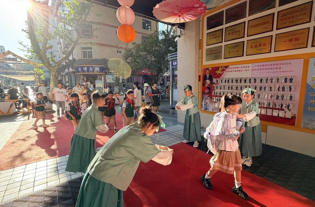 开学第一天，被青年路小学的这场仪式暖到了