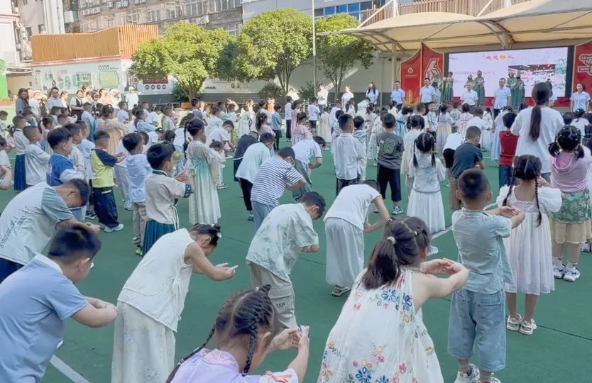 开学第一天,被青年路小学的这场仪式暖到了