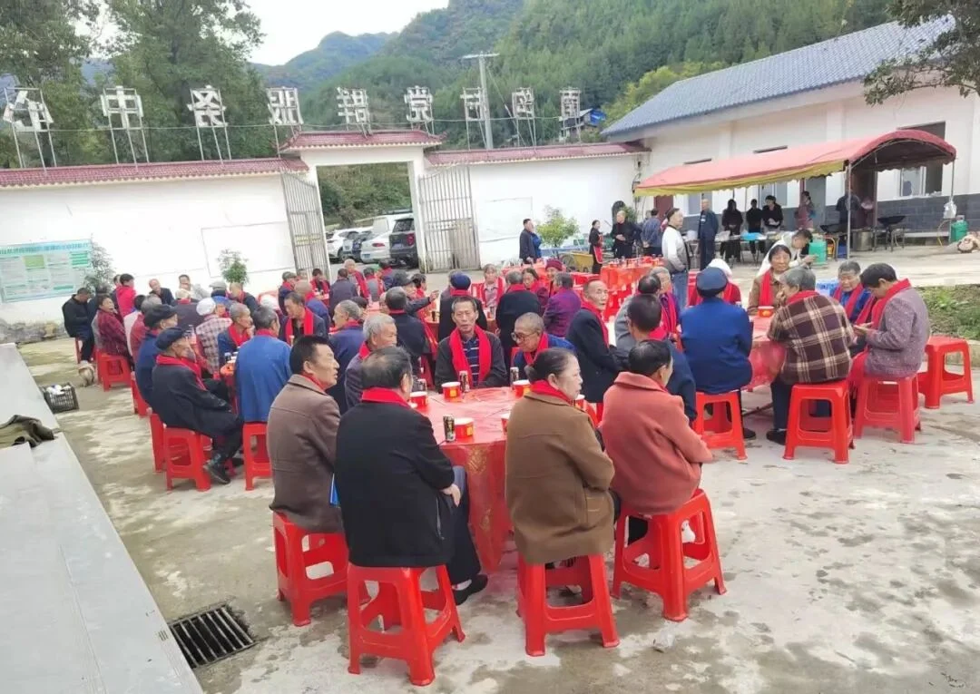 戴红围巾，拍幸福照，镇巴重阳暖意浓