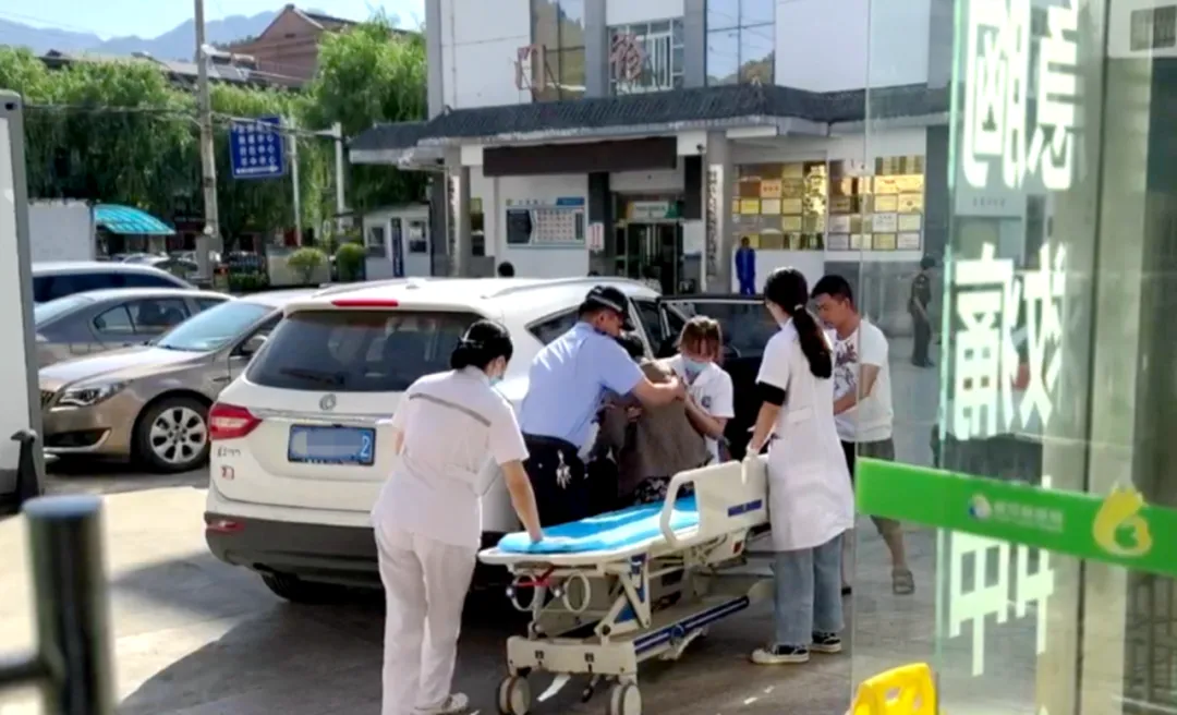 “别怕!跟着警车走,我们来开道”