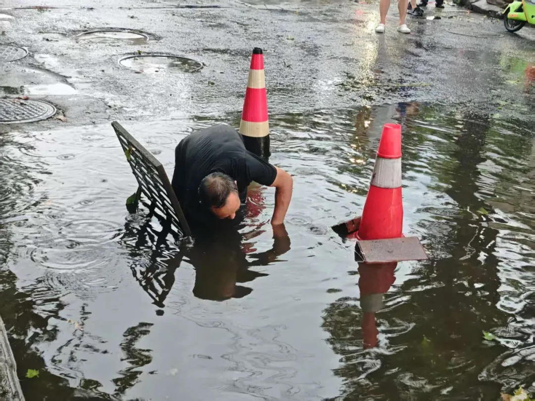 徒手清淤、扛袋筑堤！他们与暴雨赛跑