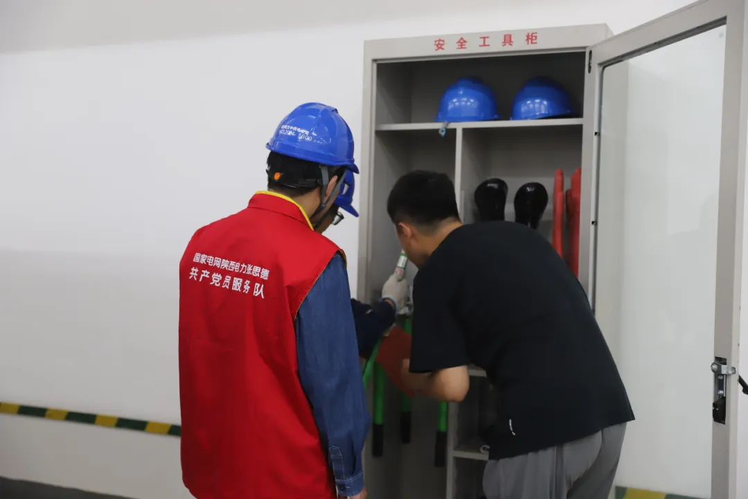 “红马甲”进校园 用心“电”亮新学期
