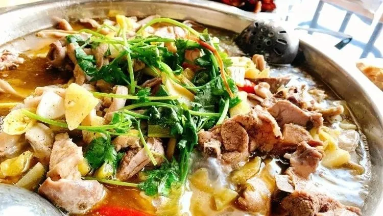 跟着非遗美食游南郑:酸辣鲜香、肉嫩汤美的泡姜鸡。