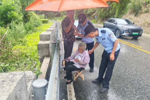 暖心救助！八旬老人雨中迷路，汉台民警及时护送回家