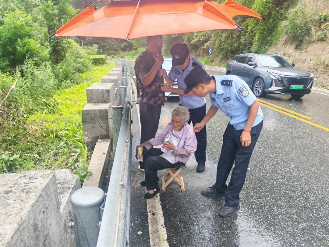 暖心救助!八旬老人雨中迷路,汉台民警及时护送回家