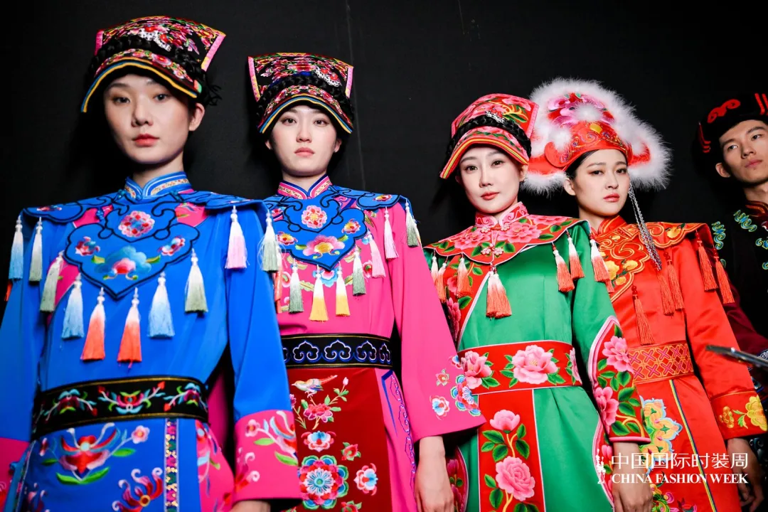 汉中非遗服饰亮相中国国际时装周!