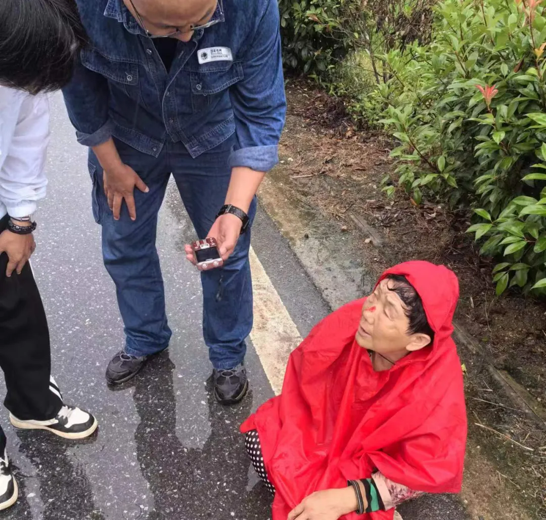 老人三轮车不慎侧翻,电力师傅冒雨暖心救助