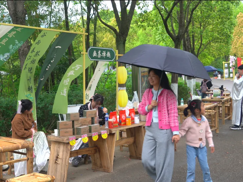 “五一”小长假樱桃沟景区迎来游客热潮