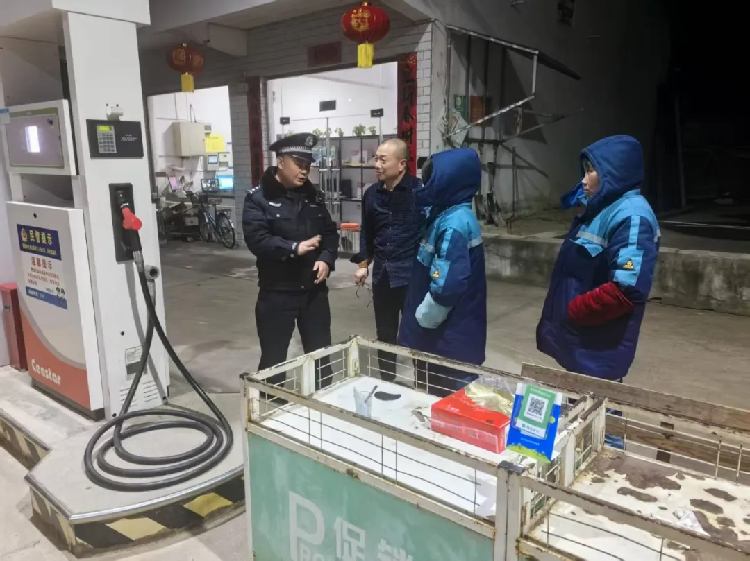 节日我在岗,守护不“打烊”!