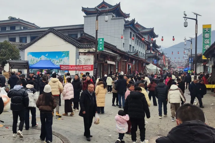新年第一天，洋县长青华阳景区迎来蛇年开门红~