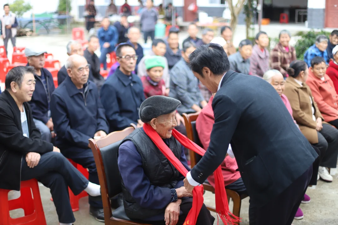 戴红围巾，拍幸福照，镇巴重阳暖意浓